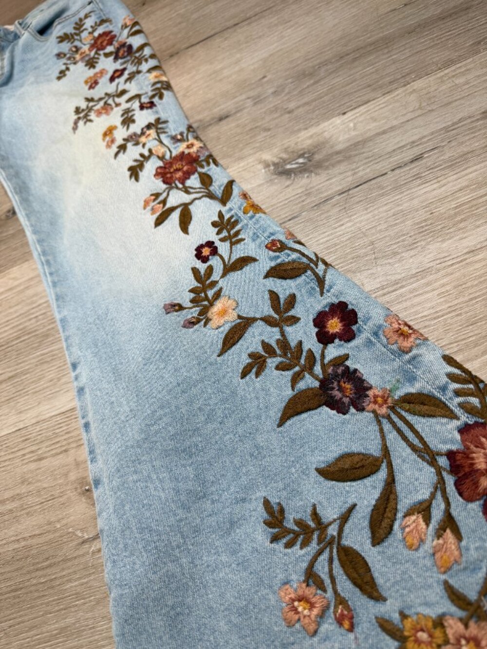 Driftwood Farrah Floral Embroidered Flare Jeans Light Wash 28 - Picture 2 of 6